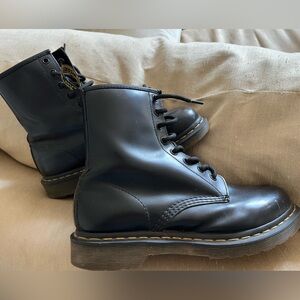 Dr. Martens Black Leather Lace-Up Boots JY004 ladies 9